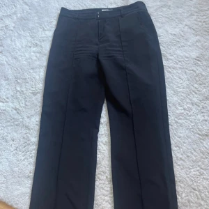 Kostymbyxor - Kostymbyxor från Madlady i short modell. Använda vid enstaka tillfällen och i väldigt fint skick! 