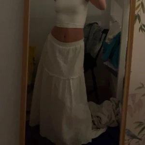 Vit långkjol  - Perfekt vit långkjol nu till sommaren. Storlek xs, passar dig som är runt 160 skulle jag säga. Lite kort på mig som är 165. Köpt förra året på Missäy. Pris kan diskuteras!!