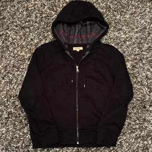 Svart Burberry zip up hoodie i storlek S, extremt bra kvalité och riktigt tjock. - Condition: 10/10 - Storlek S