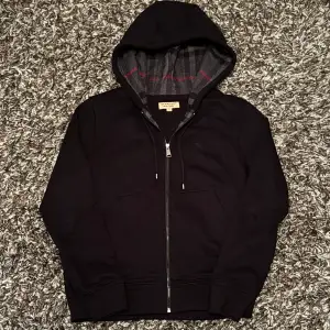 Svart Burberry zip up hoodie i storlek S, extremt bra kvalité och riktigt tjock. - Condition: 10/10 - Storlek S