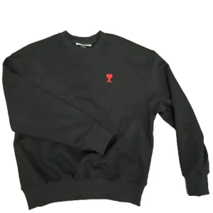 Ami Paris tröja - Rätt så ruttna bilder men ändå, säljer min svarta ami Paris tröja eftersom jag sparar pengar till annat.  Tröjan är knappt använd men har inget og, därför rätt billig. Hör av dig om du har mer frågor 