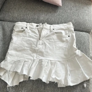 Jätte fin kjol ❤️ - Jätte fin kjol som jag tyvärr inte använder längre. Storleken är s och om ni har några frågor eller funderingar kring kjolen är det bara och fråga ❤️