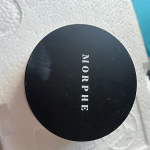 Morphe powder - Morphe löspuder i färgen translucent🌸Fullt, säljs då jag använder mig mer av vita/rosa aktiga puder, köpt för 250kr