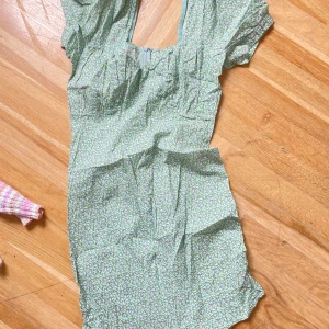 3 olika sommar klänningar  - 150 kr styck Skriv för mer information 