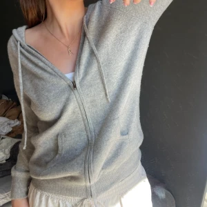 Kashmir hoodie - Lite nopprig på framsidan och ett litet hål på armen, annars bra skick. Märket är Davida, storlek medium
