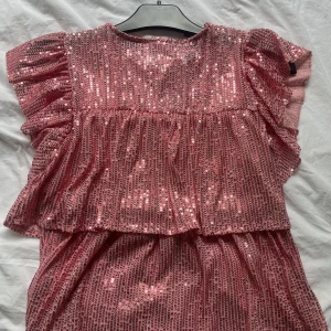Rosa blus - En supersöt rosa och glittrig blus ifrån Meet Me There!🥳 Endast använd en gång. 