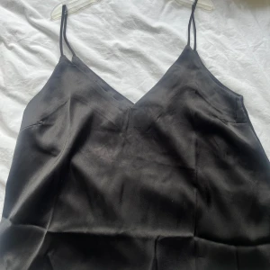 Satintopp - En enkel svart satintröja från lager! Endast använd ett fåtal gånger.