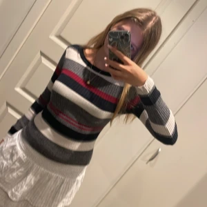 Randig tröja - Stretchig långärmad randig tröja. Supersnygg. Säljer då den aldrig kommer till användning. 😕💕