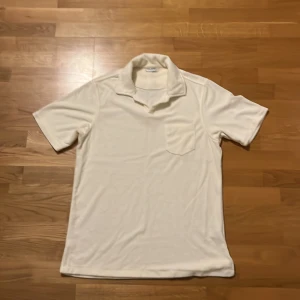 Frotté pike  - Säljer min John Henric piké som jag aldrig använt pga den va förstor, och nu har jag tröttnat på den, vid mer frågor hör av er i dm🫡 Skick - 10/10