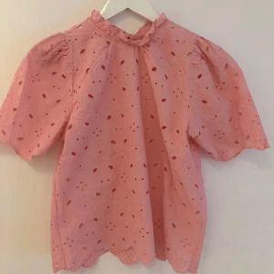 Sommar blus  - En jättefin rosa blus som kommer ifrån Lindex! Storlek xs men passar också s. Inga defekter, knappt använd (använd 2-3 gånger). 