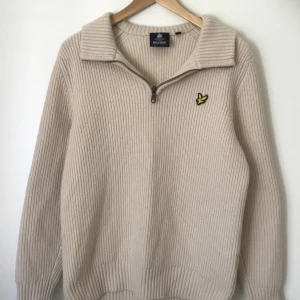 Lyle & Scott zip tröja - Hej, jag säljer denna stickade Lyle&Scott tröjan då jag har växt ur den. Tröjan har inga hål eller andra defekter så den är i gott skick. Köptes för 1299 kr men mitt pris är 199 kr. Skriv till mig om du har några frågor!