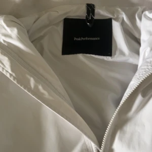 Äkta peak jacka - Äkta peak jacka strl L  Använd nypris: 3499