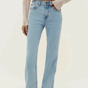 Stradivarius jeans - Jeans ifrån stradivarius, modell vintage D98. Raka i benen och storlek 36🤍 bara använda fåtal ggr så fint skick✨