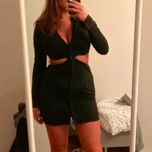 Svart klänning med cut outs - Supersnygg svart klänning från Nelly i storlek L, första bilden är tagen nyligen och andra är för 2 år sen när jag fick plats i S/M! Så klänningen funkar både med och utan kött på bena! Använt max 3 gånger, då köpt för 400 men säljer nu för 200🤗