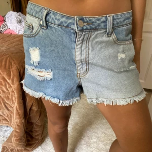 Shorts - Säljer dessa lågmidjade shorts med olika färger❤️skulle säga att de sitter som en storlek 36! 