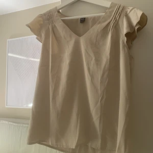 Beige blus - En beige blus i storlek s/xs. Super söt. Säljer då ja rensar. 