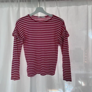  Randig tröja -  Jättefin randig tröja från H&M med volang på armen ❤️