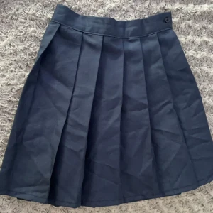 Blå veckad kjol - Blå veckad kjol, ganska liten (XS)   Har inga fläckar/ skador och är bara använd några få gånger
