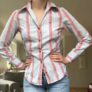 Skjorta Tommy Hilfiger Vintage - Så fin vintageskjorta från Tommy Hilfiger. Sitter figursytt och formar fint, men tyvärr inte riktigt mina färger och säljer därför. ❤️ Nyskick! Tryck gärna på köp nu! 