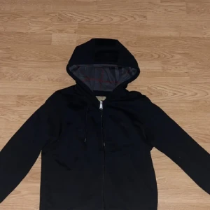Burberry zip kofta - Säljer min svarta Burberry zip kofta pga den ej kommer till användning (ÄKTA) Tyvärr så finns det inte kvitton kvar. Det finns inga skador eller fläckar på kofta. 