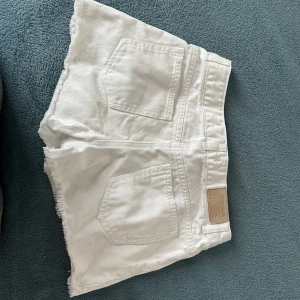 Vita jeans shorts  - Super fina jeans shorts som passar till allt. Passar S och Xs 