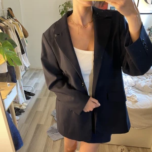 Vintage kavaj - Oversize marinblå vintage kavaj köpt second hand. Supersnygg och trendig, bra skick!!