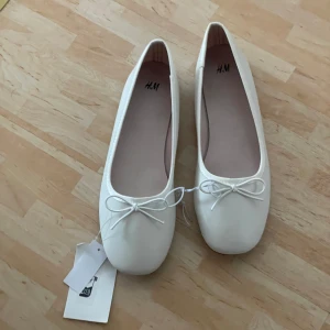 Ballerinaskor  - Superfina oanvända ballerinaskor som är från hm fast slutsålda överallt stl 37