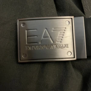 Armani Bälte - Säljer mitt Armani, Ea7 bälte för herr, nypris 729kr säljer för 250kr Har gjort några extrahål så det ska passa bättre annars som nyskick