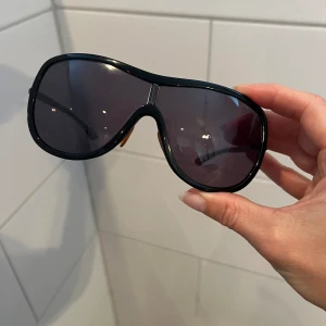Tom Ford solglasögon  - Rensar bland alla märkesbågar för att ge plats till nya. Alla äkta. Vissa med fodral, andra utan.  Dessa har orginalfodral med. 