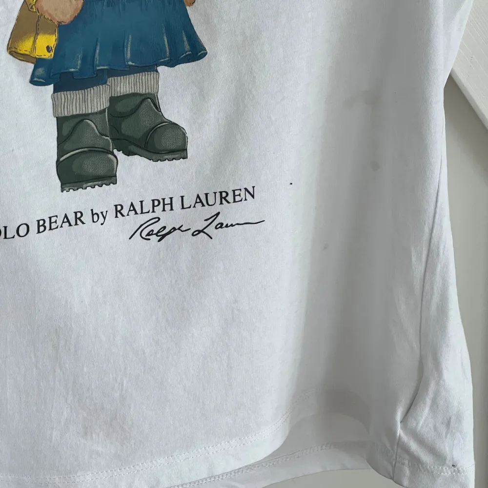 En super söt tröja ifrån Ralph Lauren i Barn stl S (7år)  I bra skick , någon mindre fläck kan förekomma.   Nypris 695kr. T-shirts.