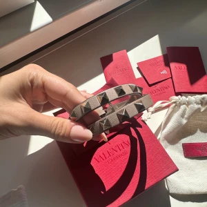 Valentino armband - Sjukt fint ”ROCKSTUD CALFSKIN DOUBLE-STRAP BRACELET”, i väldigt gott skick med alla tillbehör, dust bag, box, äkthetsbevis mm. Har massa fler bilder, så det är bara att skriva vid intresse! Nypris 3365 kr✨