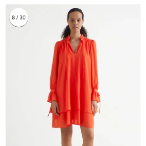 Klänning stories 36/38 -  Midsommar klänning, klänning other stories. Perfekt klänning till sommarens fester när du har lite bränna  Nypris: 1000 kr Strl: 36 Passform:  avslappnad passform med fint fall, passar dig som är strl 38 i vanliga fall     