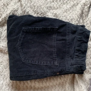 bootcut jeans - Säljer då jag inte använder dom, är ca 173 och dom går ner till hälarna på mig.💞 De är svarta lågmidjade bootcut, för fler bilder och mått skicka pm🩷 