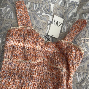 Söt klänning - En klänning som aldrig kommit till användning (med prislapp kvar). Den första bilden är min och de andra två är lånade ☀️för stor på mig så tar inga bilder på men den ser exakt likadan ut som på bild☀️