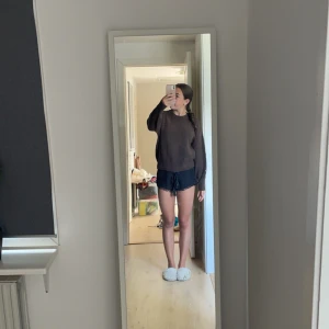 Stickad tröja  - Brun stickad tröja från Bikbok  Bra skick och använd fåtal gånger  Köparen står för eventuell frakt 💞