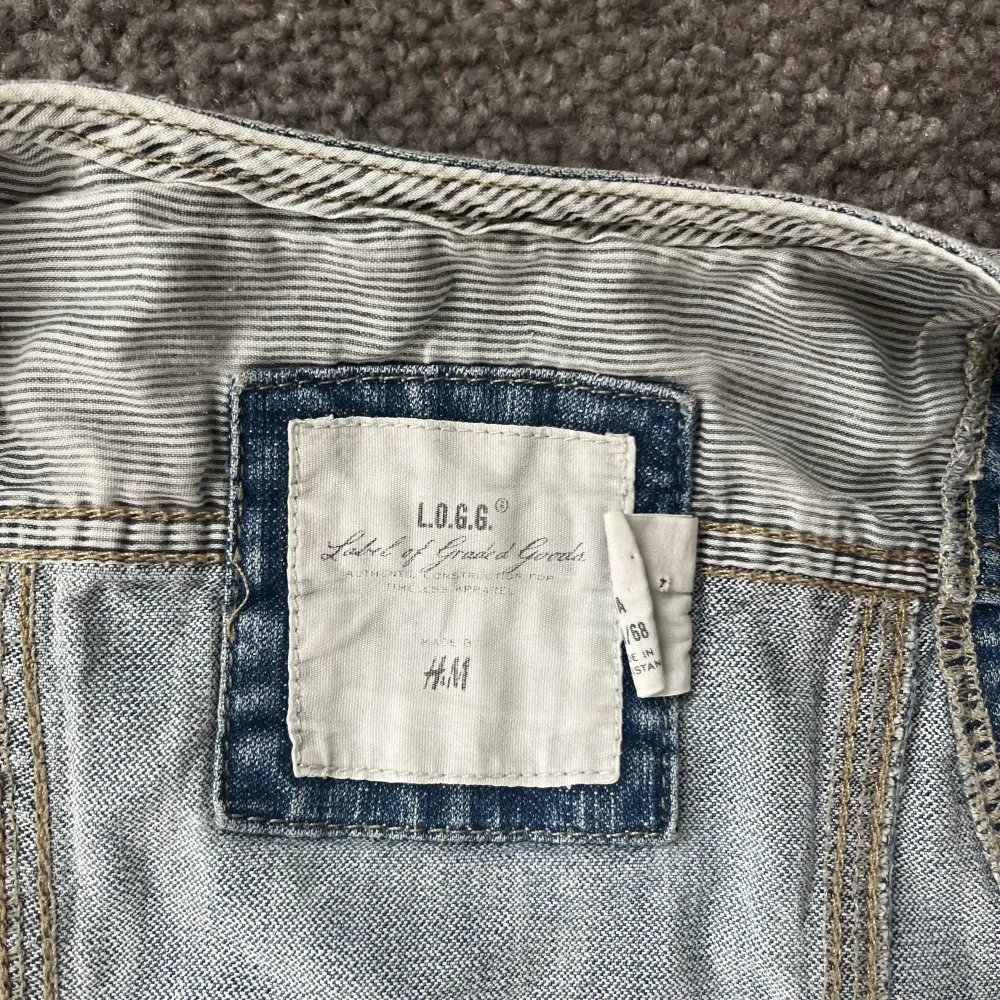 Superfin jeansväst från H&M. Köpte secondhand men passade tyvärr inte. Den är som ny. Perfekt att styla med en vit eller svart T-shirt. Skriv vid frågor!💞. Toppar.