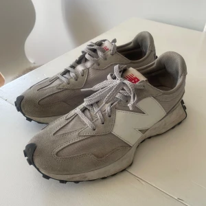 New Balance 327 - Fint skick men behöver en tvätt! Inga skador. Storlek 44, box fås med.