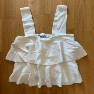 Volangtopp - Supersöt volangtopp från zara 💞 har tyvärr inga fler bilder 🙏🏼 inga defekter eller tecken på användning☺️