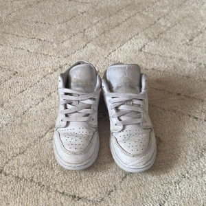 Jordans - Helt vanliga vita Jordans lite slitna och box medföljds, skorna är lite slitna mer har ej andvänt dom mycket. Boxen kan vara lite sliten med borttaget klistermärke. 