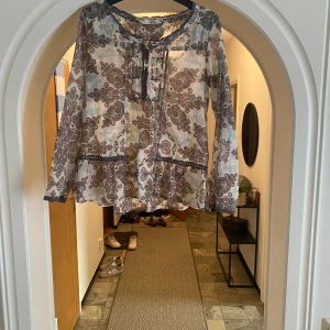 Blus  - En blus som är sparsamt använd! Pris kan diskuteras! Nypris 1300 kronor(: