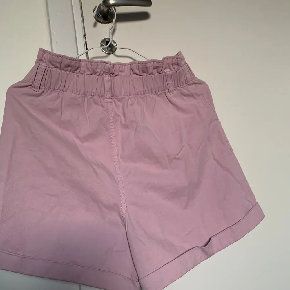 Pastell lila shorts, mycket höga i midjan och stretchiga . Shorts.