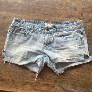 Low rise jeansshorts - Aeropostale  - Low rise denim urtvättade jeansshorts från Aeropostale  Står ej midjemått men skulle de är  W25 / W26 (dvs typ 34 / XS) 