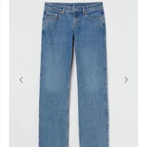 Weekday arrow jeans  - Weekday arrow jeans som är lowwaist straight !!