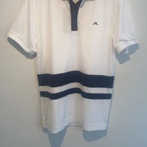 Vit golftröja från J Lindberg i Strl M för 299kr - Ny och oanvänd. Normal passform. Tveka inte att höra av dig vid intresse eller eventuella frågor!