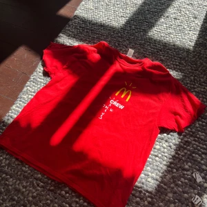 Travis Scott X McDonalds  - Säljer denna Travis Scott X McDonalds tröjan jag köpte i Chicago. Super skön och extremt snygg tröja. Den är för stor på mig men även om det så är den skit snygg. Priset är inte ristat i sten och kan diskuteras. Meddelade om du är intresserad. 