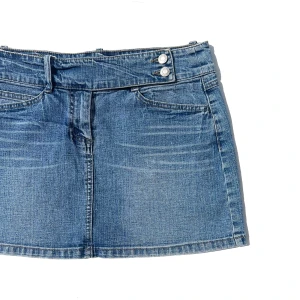 JEANSKJOL - Jeanskjol med cool knäppning ❤️‍🔥 Storlek S, uppdaterar med mått Fint skick! Fler bilder kan skickas