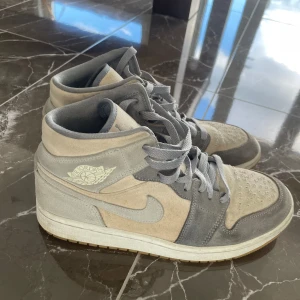 Air Jordan 1 mid coconut milk - Skick 6/10 använda men fortfarande användbara till ett värdigt pris som är fast. Storlek 43
