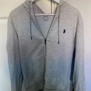 Ralph lauren zip hoodie - Säljer min gråa Ralph lauren zip hoodie i storlek xs i mycket bra skick. 