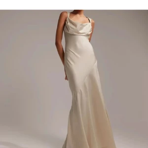 Satin Balklännin  - Satin balklänning i champagne beige färg med öppen rygg. Endast använd en gång, så alltså väldigt bra skick. Nypris 1069🫶🏼