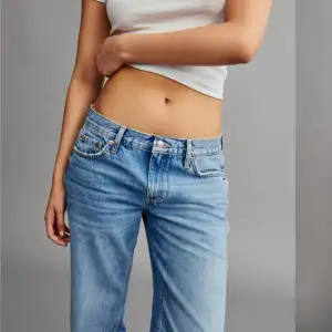 Lågmidjade, raka jeans från Gina Tricot i storlek 36. Använda ett fåtal gånger💓